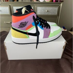 WMNS AIR JORDAN 1 MID SE